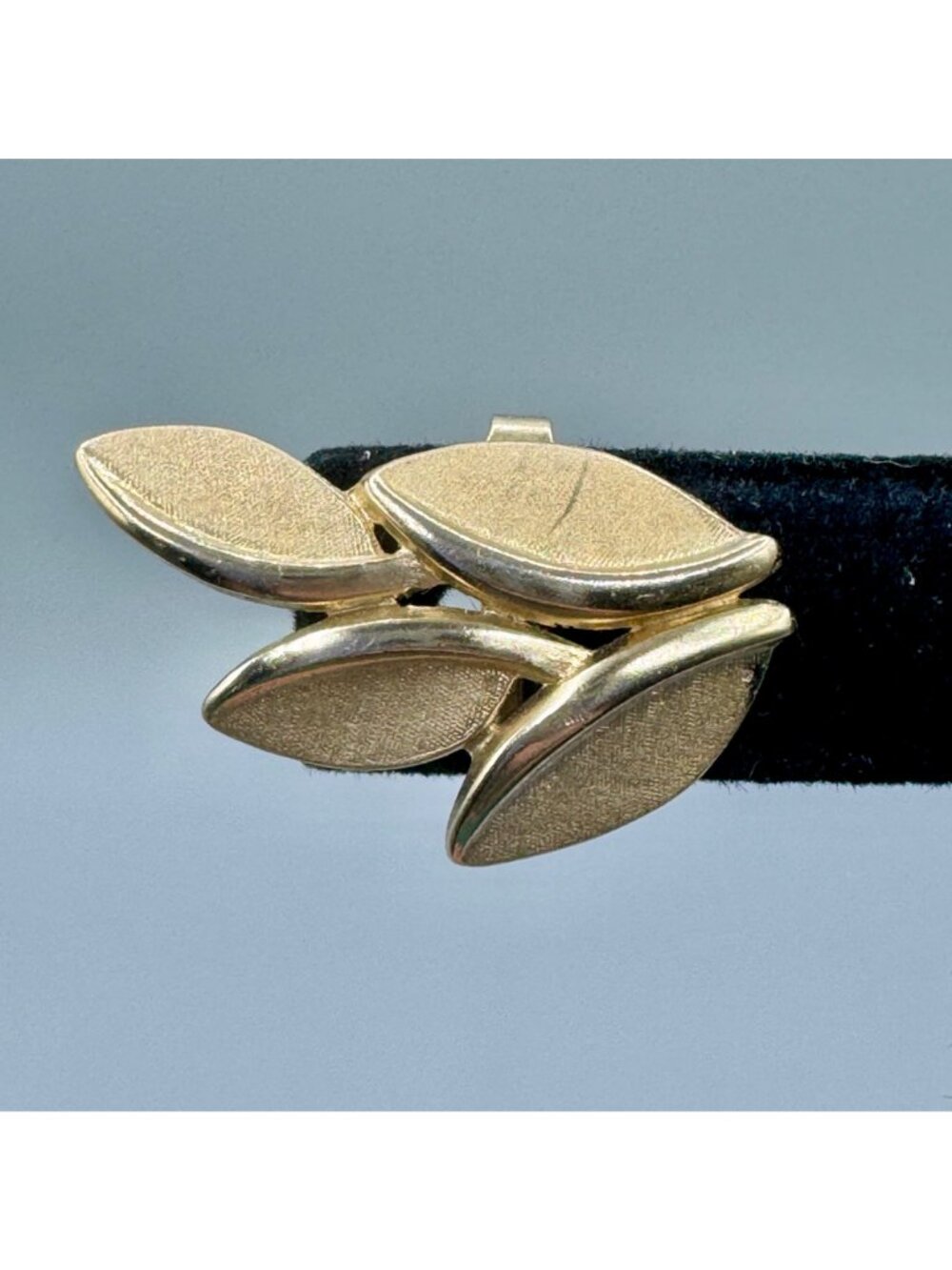 Vintage Crown Trifari Climber Earrings Clip On Gold Tone Matte and Glossy 1" - Picture 3 of 9